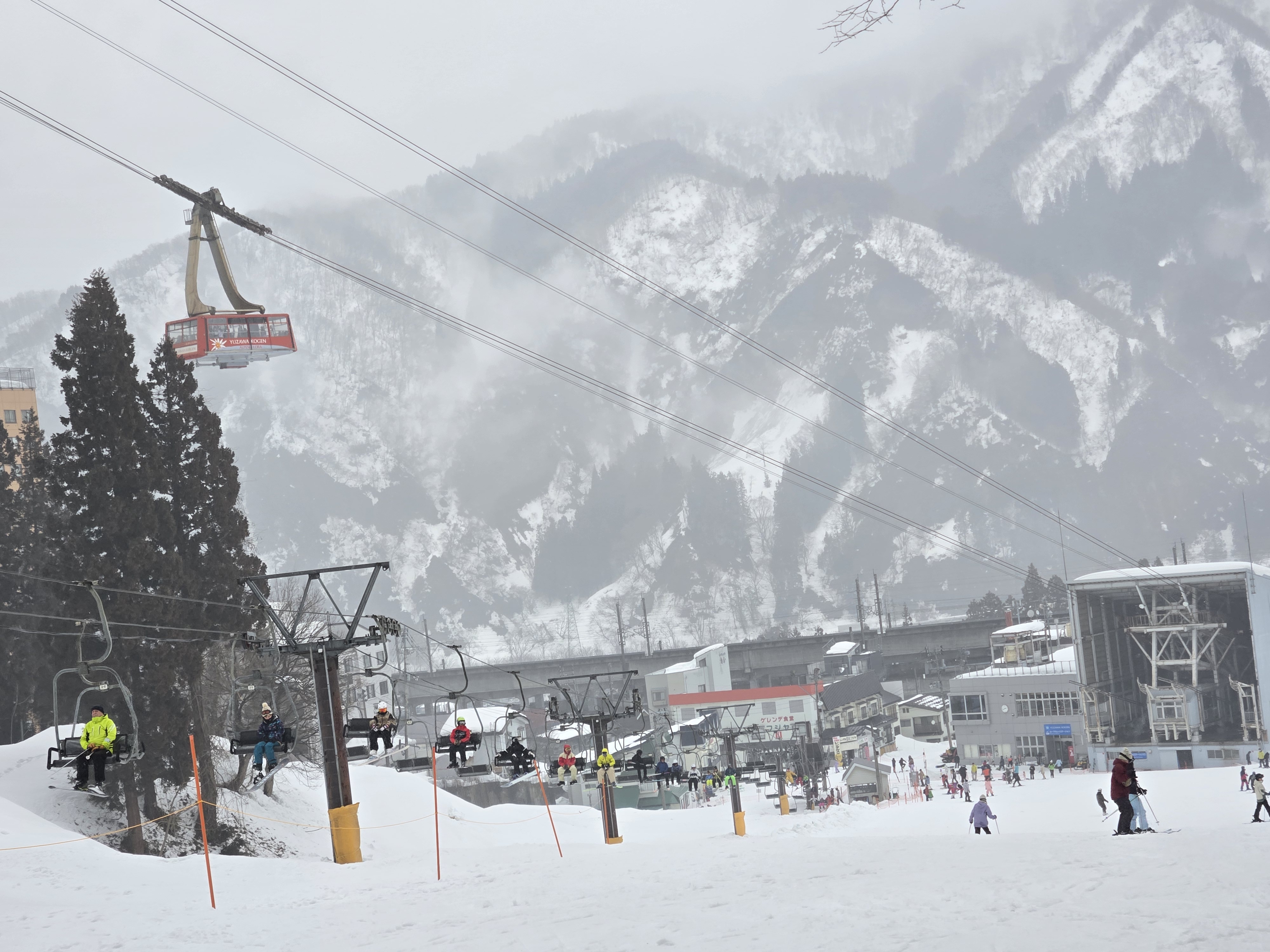 湯澤高原滑雪場山麓纜車、吊椅與雪景